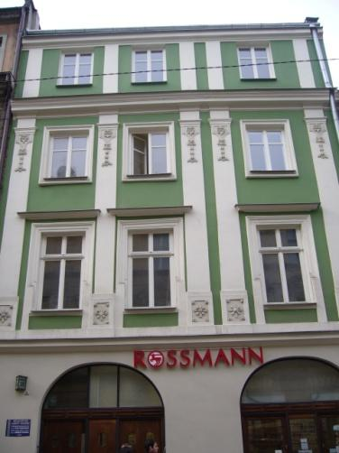 Ilość ofert sprzedaży kamienic w 2008 wzrosła w stosunku do roku poprzedniego, co obrazuje poniższy wykres. Parametr Śródmieście Krowodrza Podgórze 2007 2008 średnia cena 1m2 9.920 zł 6.941 zł 7.
