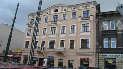 hoteli i pensjonatów, ale oferujące znacznie tańsze noclegi).