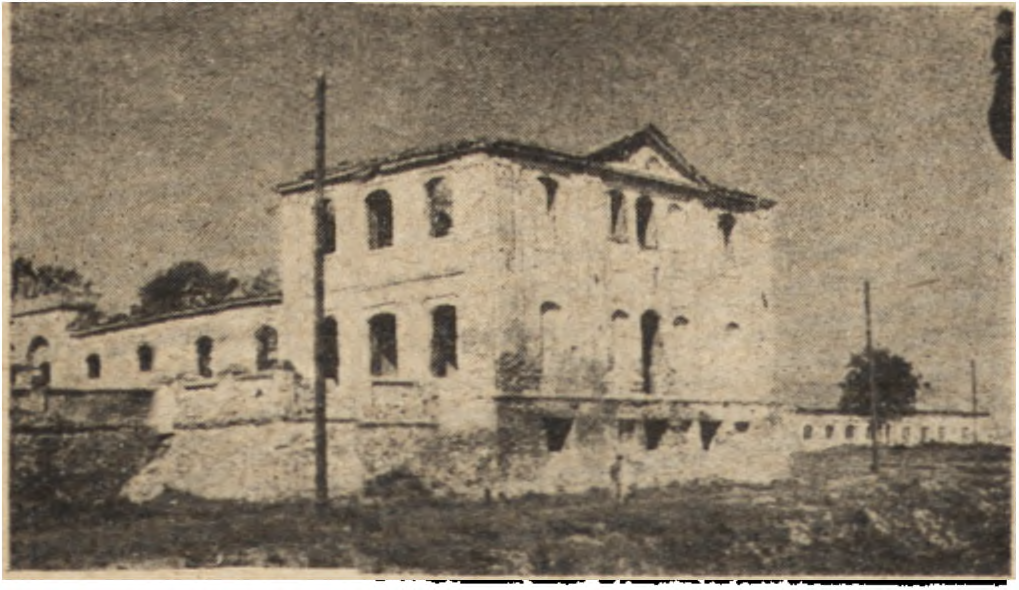 W etap zasadniczych robót wkroczono w roku 1950. Zmontowano w ów czas nad budynkiem stalow ą w ięźbę dachiową i przystąpiono do odbudowy m urów konstrukcyjnych południowej części budymku.