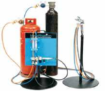 System płomieniowy wyposażony jest w układ regulacji ciśnienia gazów roboczych oraz w palnik gazowo-tlenowy, w którym generowany jest strumień natryskowy.