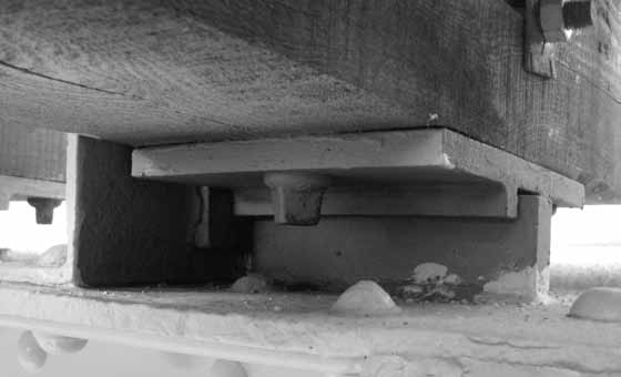 Support of bridge sleeper: a) direct on the main beam (before modernization), b) on the centre plates (after modernization) W odniesieniu do modernizowanego mostu autorzy określili spawalność