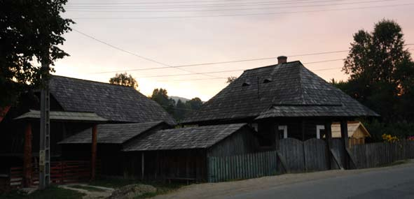 (localnica cu casa traditionala, 70 ani) In credinta autohtona straveche a existat un foarte puternic sentiment al solidaritatii cu intregul si anume ca partea nu