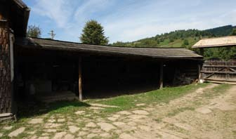 Un aspect interesant il constituie spatiile acoperite dar deschise ce leaga obiectele construite, protejeaza si faciliteaza trecerea dintr-un loc in altul.