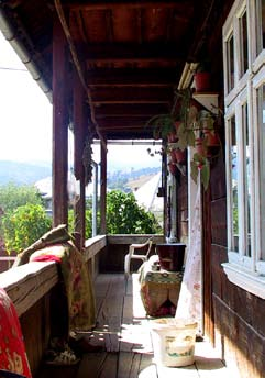 b. casa traditionala romaneasca Casa cu ganguri in fata, are mai multa deschidere, e mai primitoare. (localnica fara pensiune, 19 ani) important este cum arata casa in general, ca aspect de ansamblu.