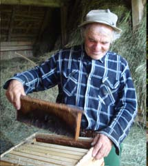 C. oameni si meserii Eu ma duc la biserica imbracata in costum popular ca sa dau exemplu si copiii sa faca la fel, dar trebuie cineva sa promoveze partea asta ca altfel se pierde (localnica cu