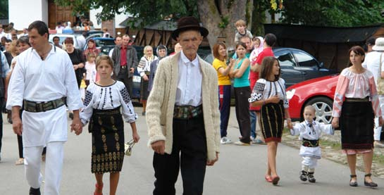 In Manastirea Humorului se regaseste o majoritate romaneasca ce si-a conturat viata in mod traditional in jurul manastirii Humor, ctitorita in sec. XVI, cu hramul Adormirea Maicii Domnului.