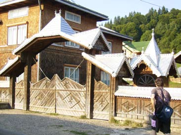 (localnica cu pensiune, 38 ani) Modificarile asupra imaginii generale a satului provin de la scara mica a interventiei.