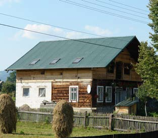 modificare intr-un mod surprinzator. Invelitoarea din dranita, element caracteristic pentru regiunea Bucovinei este schimbata cu tabla.