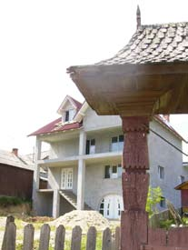 Casele sunt de asemenea extinde pe verticala prin adaugarea cel mai des a unui nou nivel, sau alteori doua sau chiar trei.