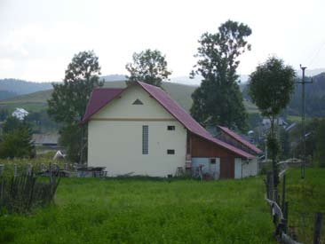 Pentru a corespunde cererii in continua crestere a turistilor care vin in aceasta regiune, se construiesc din ce in ce mai multe pensiuni.