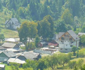 Extensia necontrolata a localitatii (intravilan) duce la degradarea peisajului natural si pierderea specificului local, prin adoptarea unui alt mod de