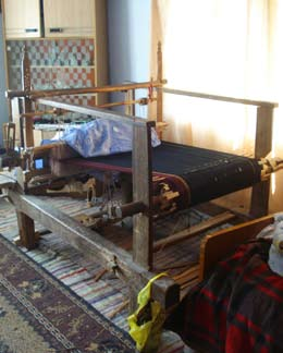 Din contra, aceste meserii si mestesuguri traditionale impreuna cu bucataria si agricultura ecologica constitue atat un pol important de cultura si patrimoniu romanesti cat si un important potential