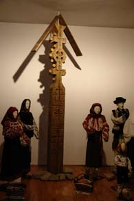 ); presupune talentul mesterilor locali de a lucra si interpreta lemnul - Meseriile si mestesugurile traditionale : olaritul, fieraria, tamplaria, straiele traditionale, etc.