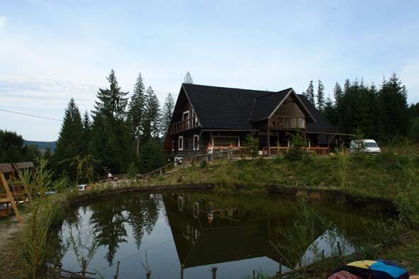 c. Adaptarea pentru functiunea turistica - realizarea unui complex turistic integrat in peisaj Recomandam Pensiunea Casa bunicilor ca si exemplu pozitiv pentru un complex turistic integrat