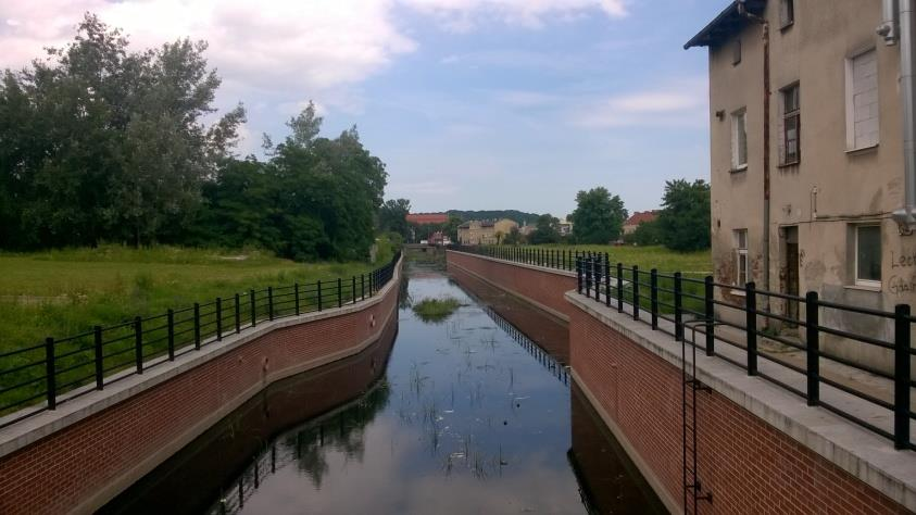 ZESPÓŁ ARCHIDIECEZJI GDAŃSKIEJ NA LEWYM BRZEGU RADUNI POTENCJALNY TEREN INWESTYCYJNY NA PRAWYM BRZEGU PRZEWIDZIANY TEREN ZIELONY SŁABE STRONY: BRAK URZĄDZENIA PRZESTRZENI