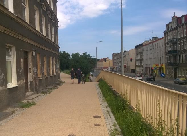 URZĄDZENIE PRZESTRZENI PUBLICZNEJ W FORMIE PLACU/SKWERU PRZY ZEJŚCIU Z KŁADKI NA LEWYM BRZEGU RADUNI URZĄDZENIE ZIELENI REKREACYJNEJ NA PRAWYM BRZEGU RADUNI PRZESTRZEŃ