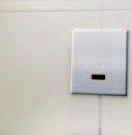 Przy urządzeniach pisuarowych higiena stoi na pierwszym miejscu, za tym stoją ukryte w cieniu wielofunkcyjne urządzenia spłukujące Sanicontrol 920 i 825, sterowane bezdotykowo i oferujące innowacyjne