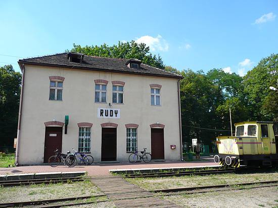 Dworzec w Rudach, który możemy teraz oglądać jest tylko odtworzoną budowlą.