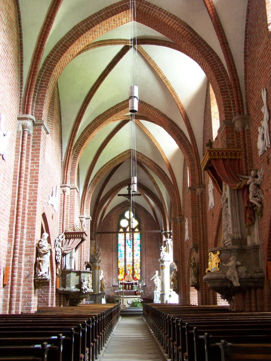Kościół wybudowano w stylu gotyckim w początkach istnienia opactwa. Jest to świątynia zbudowana na planie krzyża. Styl gotycki cechują m.in.
