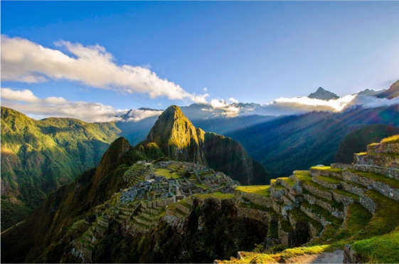 Wizyta na lokalnym malowniczym targu w Pisac i czas na zakupy. Lunch, przejazd do hostelu i zakwaterowanie w Ollantaytambo. Wąskie, kamienne uliczki oraz domy powstały tu w czasach Inków.