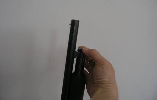 2.3.6 Rozkładanie i składanie strzelby gładkolufowej Strzelbę moŝna rozkładać częściowo lub całkowicie: 1) częściowo rozkłada się ją do czyszczenia, konserwacji i przeglądu 2) całkowicie do