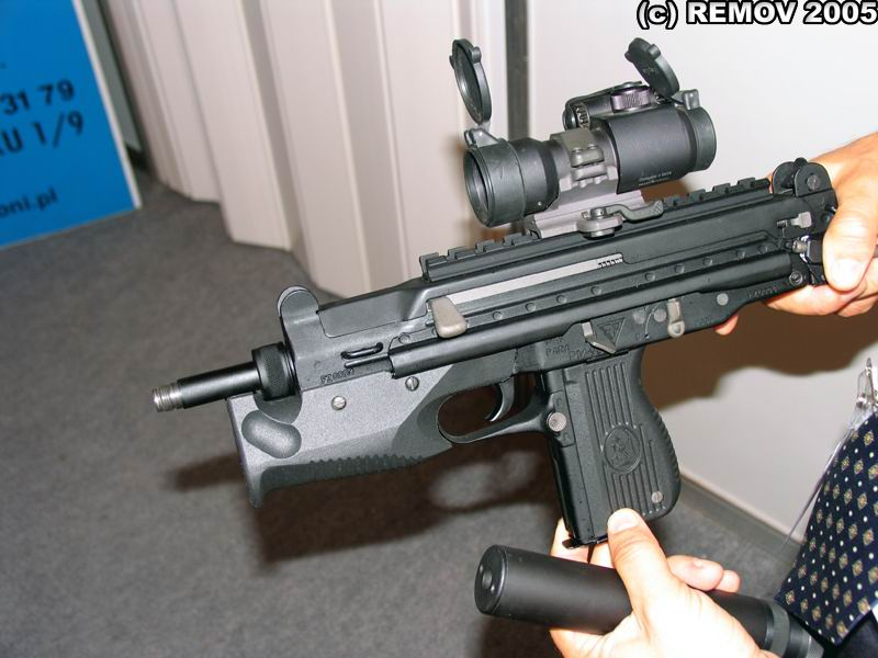 Pistolet maszynowy PM-98 MoŜliwe jest wyposaŝenie pistoletu w lufę