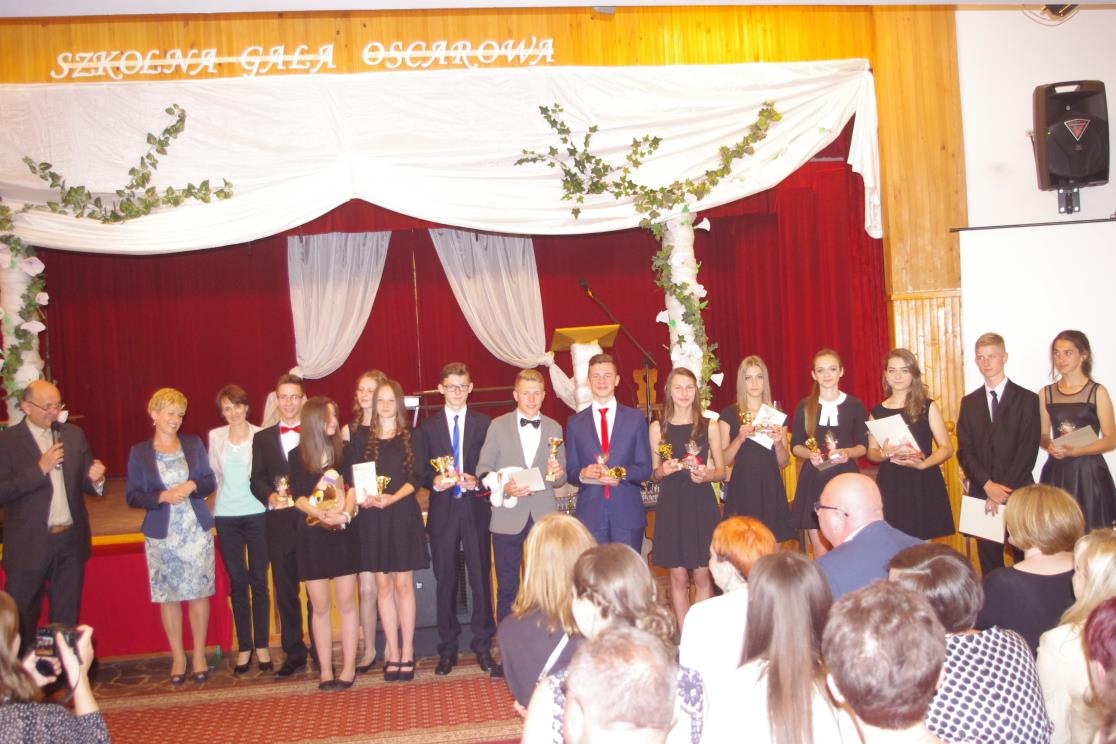ZAKOŃCZENIE ROKU SZKOLNEGO 2014/2015 24 czerwca 2015 roku Samorząd Uczniowski uczestniczył w uroczystym pożegnaniu klas trzecich gimnazjum, a 25 czerwca 2015 roku w uroczystym pożegnaniu klas