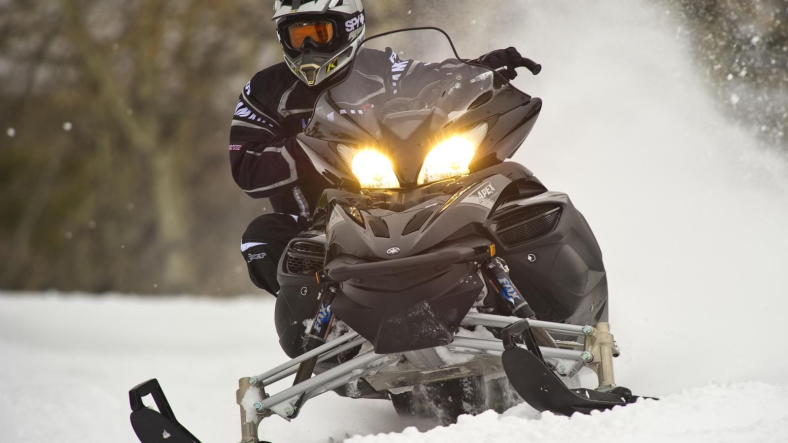 Ten jedyny Apex SE wyznacza y: skuter śnieżny do jazdy po szlaku z pełnym zawieszeniem pneumatycznym, układem EPS (elektrycznym układem wspomagania kierownicy) oraz 4-cylindrowym silnikiem z