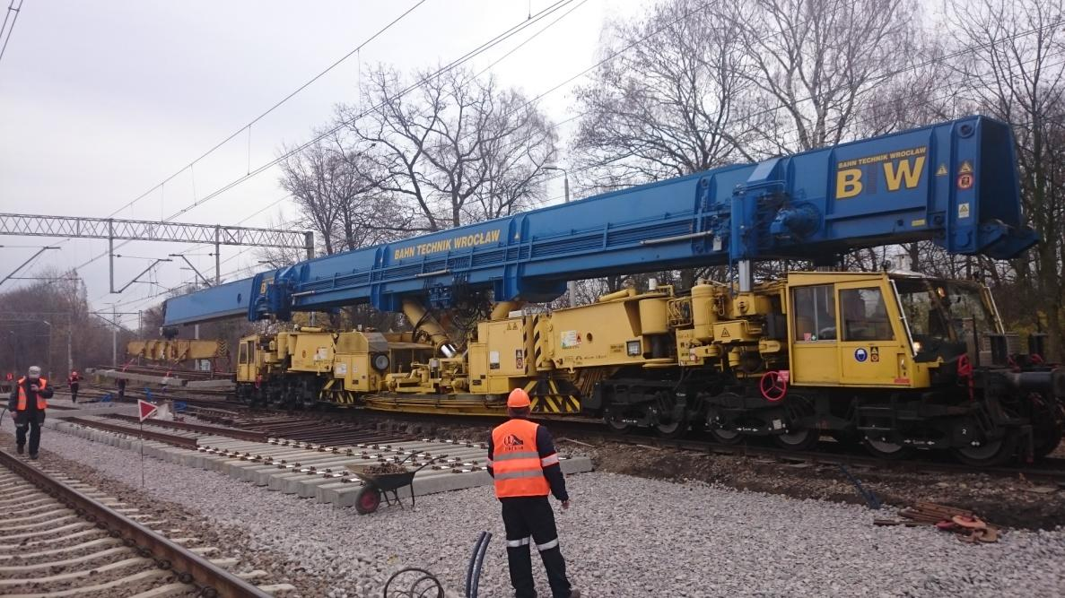 4 Rys. 2. Zabudowa zwrotnicy rozjazdu Rkpd przy wykorzystaniu dźwigu Gottwald GS150.14.