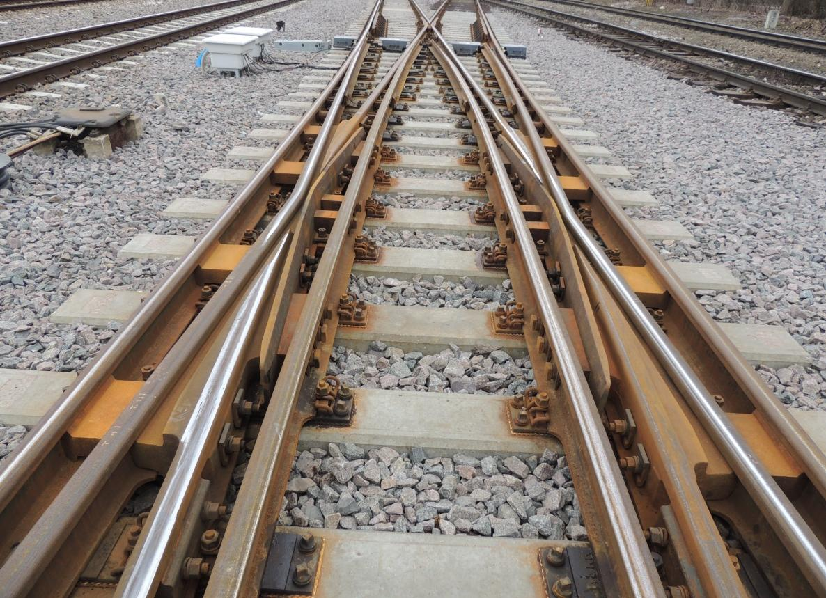 6 Rys. 6. Widok zespołu krzyżownic podwójnych oraz zwrotnicy rozjazdu Rkpd 60E1-190-1:9 produkcji KZN Bieżanów (fot. KZN Bieżanów ) Rys. 7.