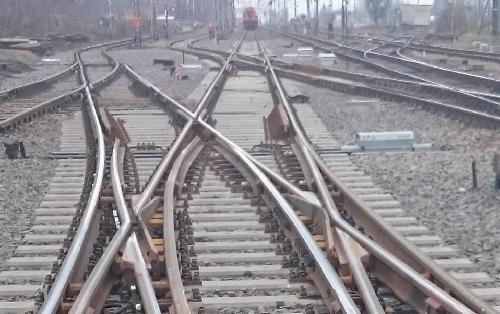 8 Rys. 9. Widok zespołu krzyżownic podwójnych oraz zwrotnicy rozjazdu firmy Track Tec KolTram Sp. z o.o. Rys. 10.