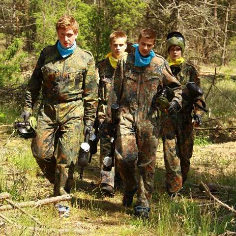 PAINTBALL Uczestnicy zabawy zostaną podzieleni na kilka grup, w których będą rywalizować przez cały czas trwania imprezy. Grupy rywalizują na polu paintballowym na Półwyspie Lipa.