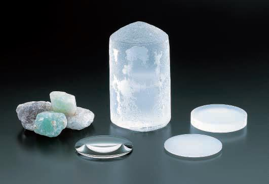 Materiały Fluoryt kryształ o bardzo małej dyspersji i specyficznej wartości względnej dyspersji częściowej umożliwiającej bardzo dobrą korekcję chromatyzmu.