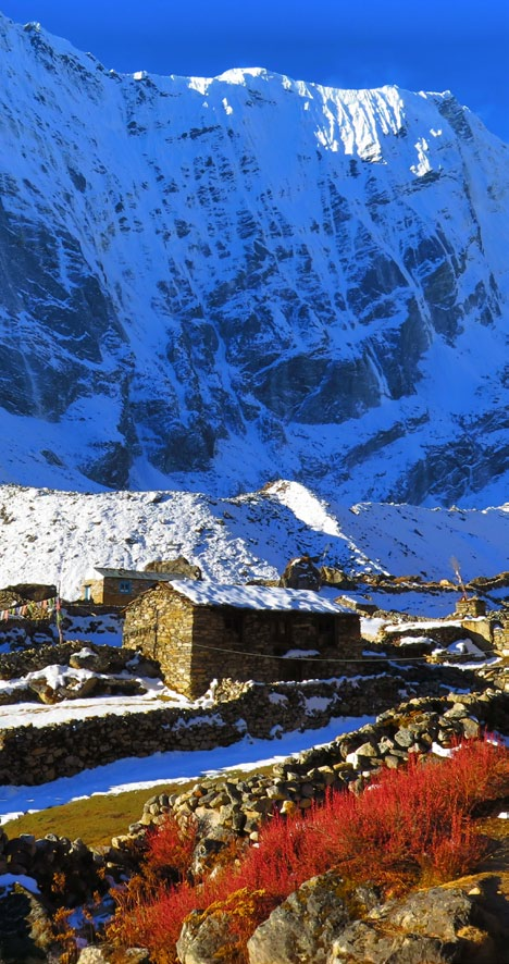 ZIEMIA ZAKAZANA Trasa z przełęczy Larkya w listopadzie. W 2015 r. Manaslu było restricted area, czyli obszarem z ograniczonym dostępem, wymagającym asysty nepalskiego przewodnika.
