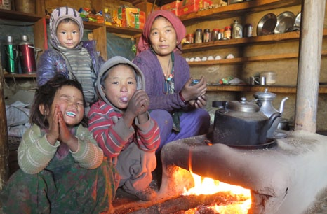 Ludzie przyjmują nas do domów (w tej części praktycznie nie ma hotelików) i spędzamy wieczory na wspólnym popijaniu tybetańskiej herbatki oraz na bardzo ubogiej konwersacji, głównie migowej.