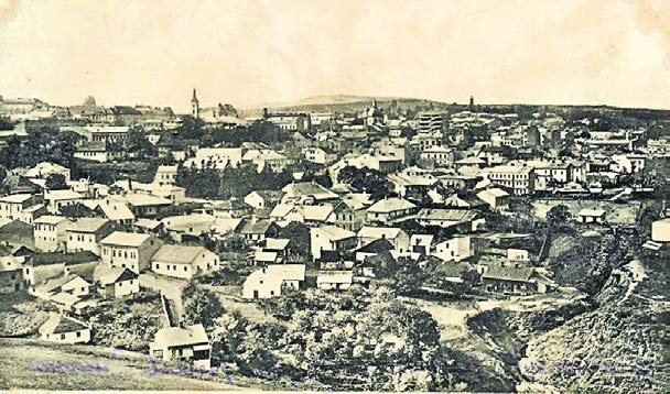 Panorama Czerniowiec / Panorama orașului Cernăuți Źródło: Parafia rzymskokatolicka w Czerniowcach Z końca XVIII w. pochodzi anonimowy raport, według którego na obszarze bukowińskim mieszkało ok.