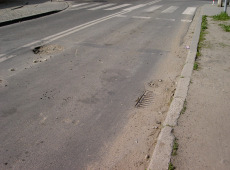 Niezrozumiałe jest jednak wywoływanie tych zatorów przez zaskakujące zwęŝanie jezdni (17,18); c.