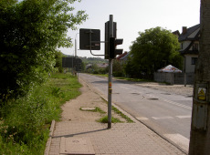 (23), a DW skręca w prawo i odzyskuje ciągłość wchodząc pod wiadukt kolejowy (24); 25 26 27 28 W relacji przeciwnej (25) od