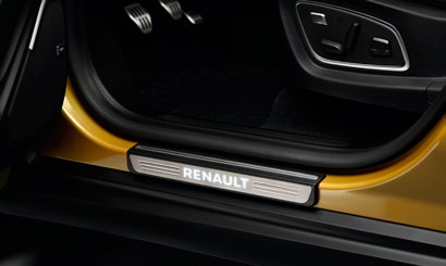 82 586 089 Podświetlane nakładki progowe Renault Elegancja i nowoczesność przy każdym otwarciu drzwi.
