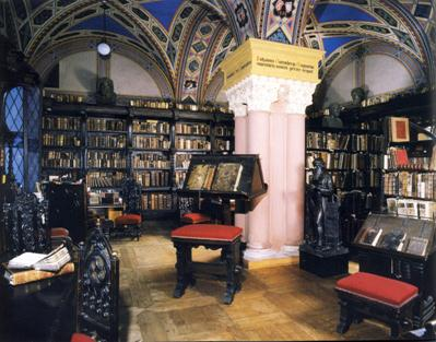Gabinet Fausta Zbiory Voltaire`a Olbrzymi budynek biblioteki ma swój