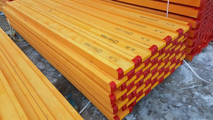 podpory stalowe regulowane w zakresie wysokości od 150 do 550 cm i dźwigary drewniane o różnych długościach.