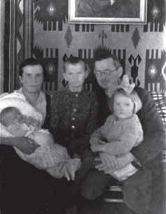 dziećmi: Andrzejem, Inką oraz Hanną (w beciku) mamą Gabrieli, Żabie 1942.