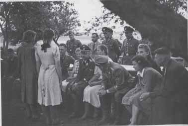 Heinrich Himmler na spotkaniu z miejscową ludnością, poświęconym