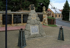 Na pomniku widnieje pamiątkowa tablica z napisem: Nieznanemu Żołnierzowi poległemu za ojczyznę 1914 1920. Pomnik został odsłonięty 15 sierpnia 1925 roku.