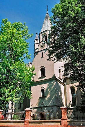 Obok kościoła parafialnego znajduje się pomnik upamiętniający ofiary bombardowania z dnia 5 września 1939 r.