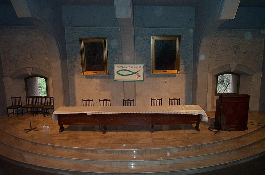 Widok ogólny Aula Przed liturgią Prezbiterium Trzeba odpowiednio