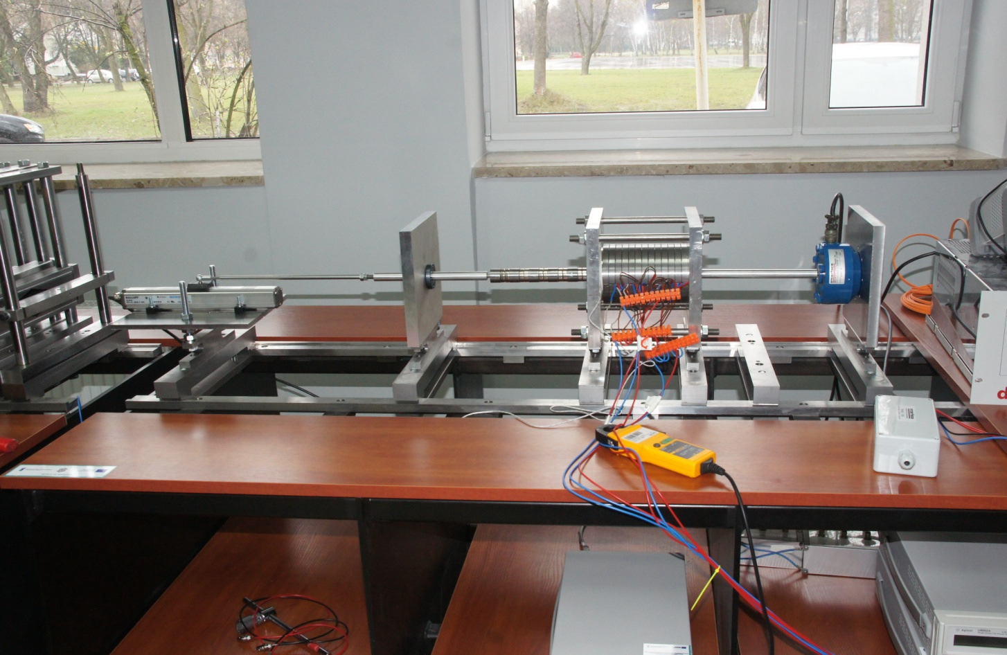 Możliwości badawcze zawieszeń magnetycznych... 321 mi. Konstrukcja modelu laboratoryjnego silnika jest przedstawiona na rys. 4.