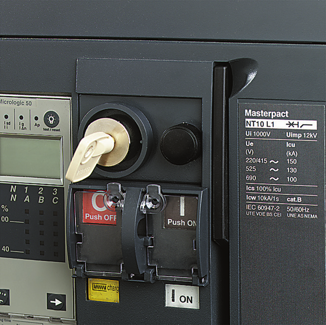 Funkcje i w aêciwoêci Zdalne sterowanie 0 Załączanie/wyłączanie PB100798-56 Przycisk zamykania elektrycznego (BPFE) Przycisk BPFE umieszczony jest na płycie czołowej wyłącznika i służy do jego