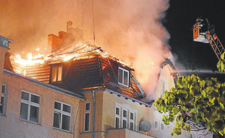 Nowa Trybuna Opolska Wielkie straty po pożarze w nyskiej komendzie A Policjanci wciąż szacują straty. Już wiadomo, że część wydziałów musi się przenieść. Z ogniem walczyło przez 9 godzin 80 strażaków.