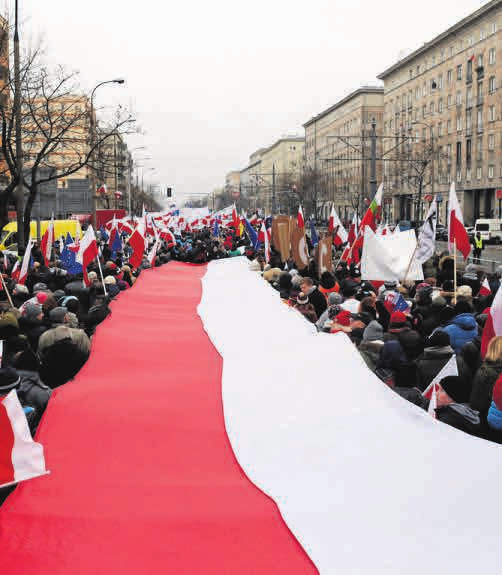 W Warszawie przez kilka lat będącej areną walki służb porządkowych z uczestnikami Marszu Niepodległości choć tym razem spokojniejszej, i tak skupiają się jak w soczewce wszystkie podziały i animozje.